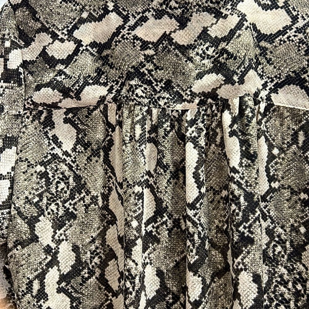 H & M python print button up blouse size 12 - Picture 13 of 13